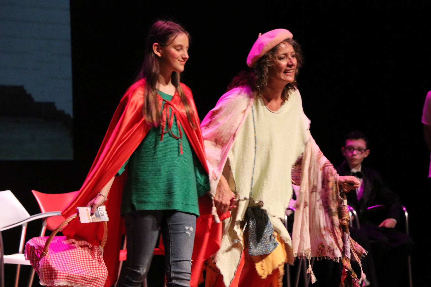 Los alumnos del Colegio Leonés, acompañados de usuarios de Alzheimer León, han dado vida a esta obra adaptada de Carmen Martín Gaite en el auditorio.