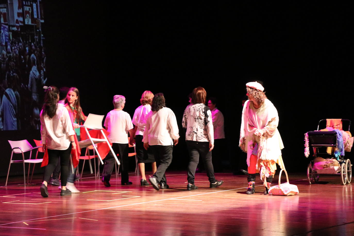 Los alumnos del Colegio Leonés, acompañados de usuarios de Alzheimer León, han dado vida a esta obra adaptada de Carmen Martín Gaite en el auditorio.