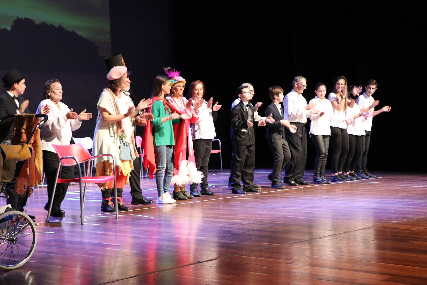 Los alumnos del Colegio Leonés, acompañados de usuarios de Alzheimer León, han dado vida a esta obra adaptada de Carmen Martín Gaite en el auditorio.