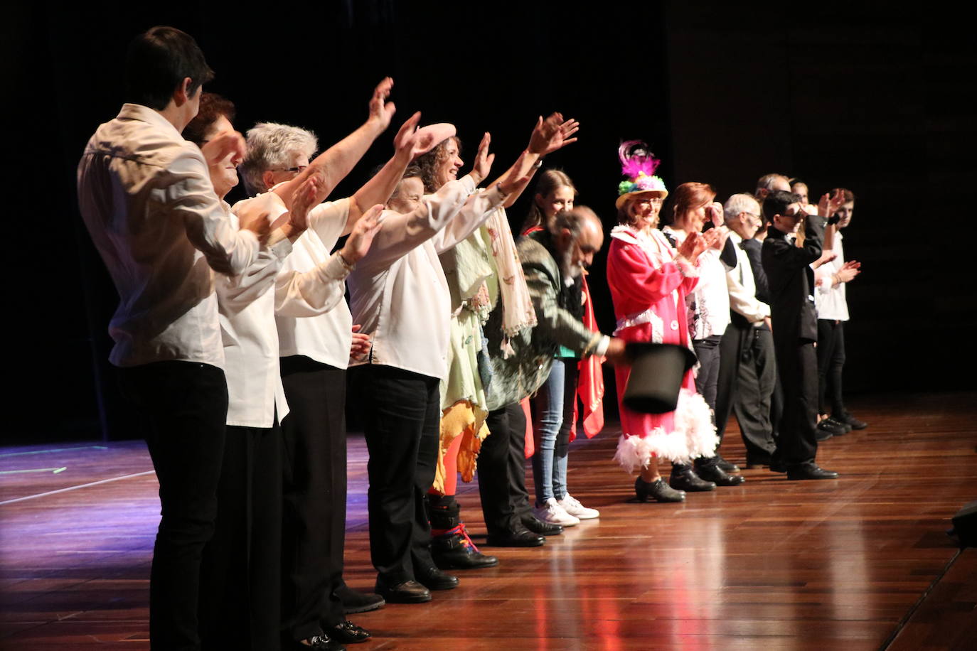 Los alumnos del Colegio Leonés, acompañados de usuarios de Alzheimer León, han dado vida a esta obra adaptada de Carmen Martín Gaite en el auditorio.