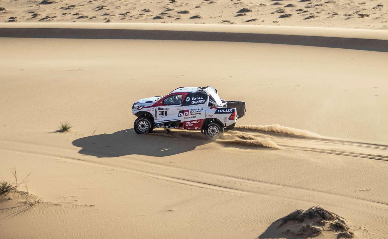 El Toyota Hilux de Alonso y Coma, durante el Rally de Marruecos.