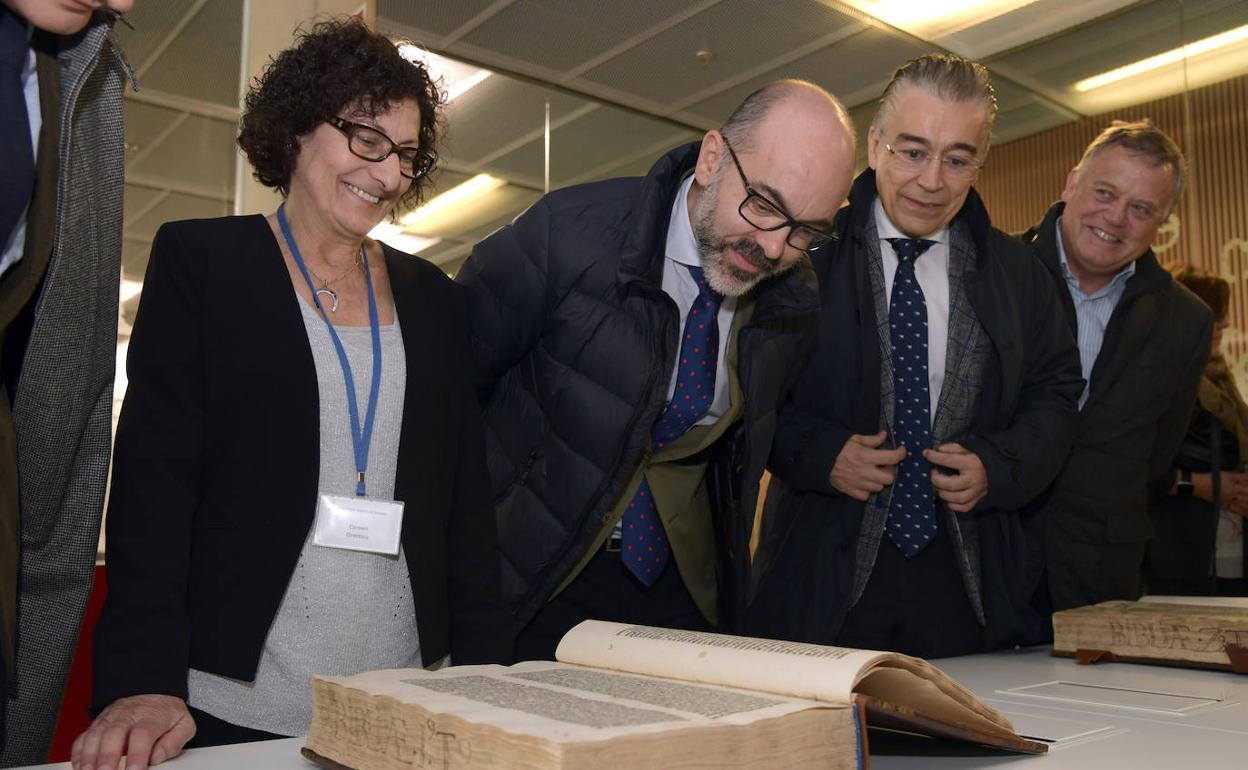 El consejero de Cultura y Turismo, Javier Ortega Álvarez (C), acompañado por el delegado de la Junta en Burgos, Roberto Saiz (D), visita la Biblioteca Pública de Burgos. 