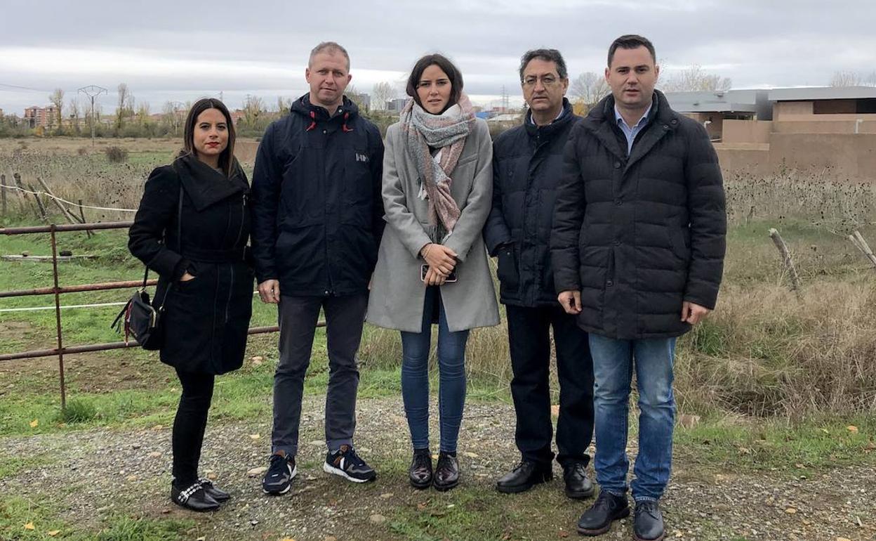 Representantes del PSOE acuden a la parcela donde se quiere contruir el instituto.