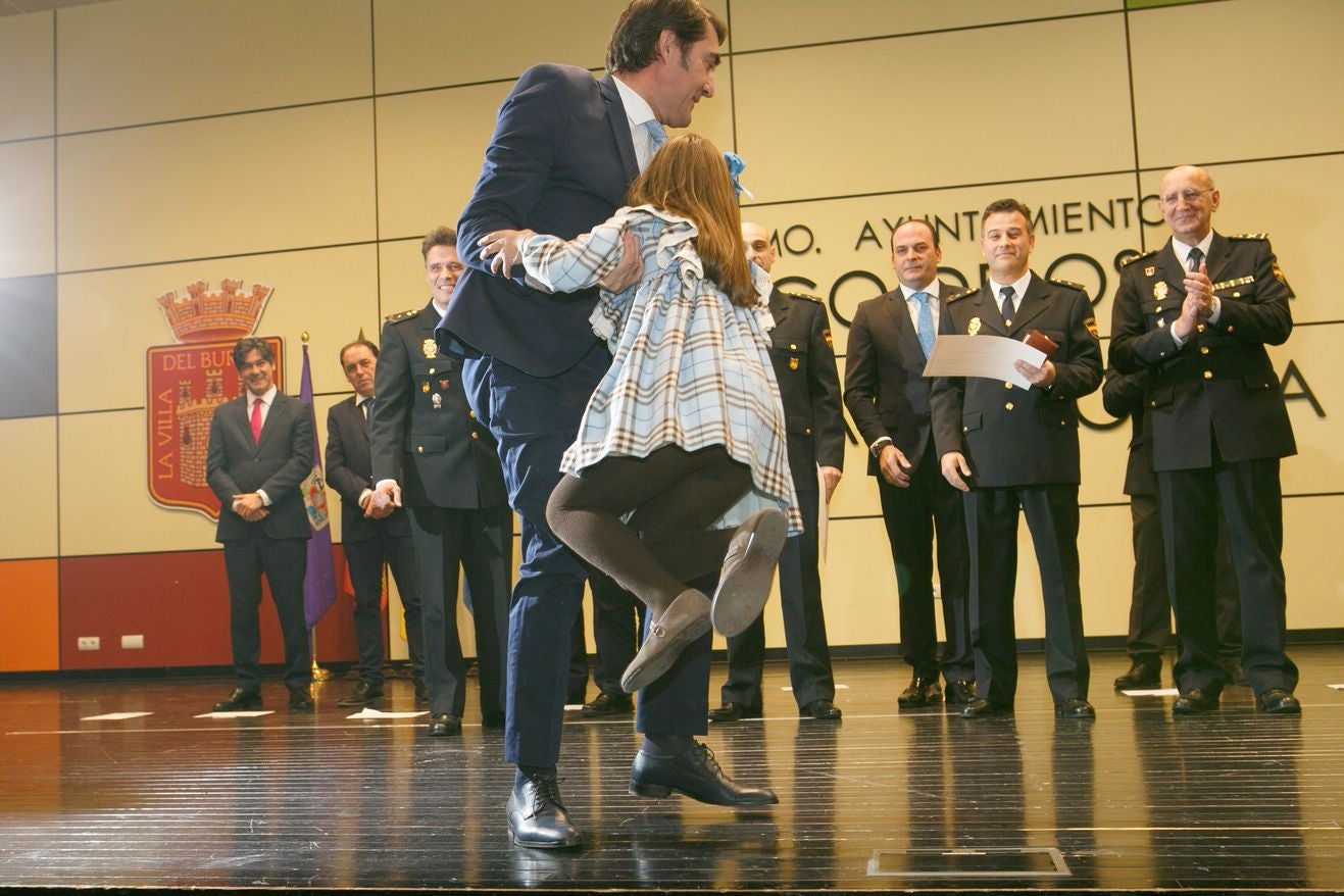 Agentes de la Policía Local de León y de Ponferrada son reconocidos por su extraordinaria labor en el acto de entrega de Medallas al Mérito de la Policía Local | Los agentes Laura Negro y José Álvarez, distinguidos por salvar la vida de un ciudadano en situación de parada cardiorrespiratoria.