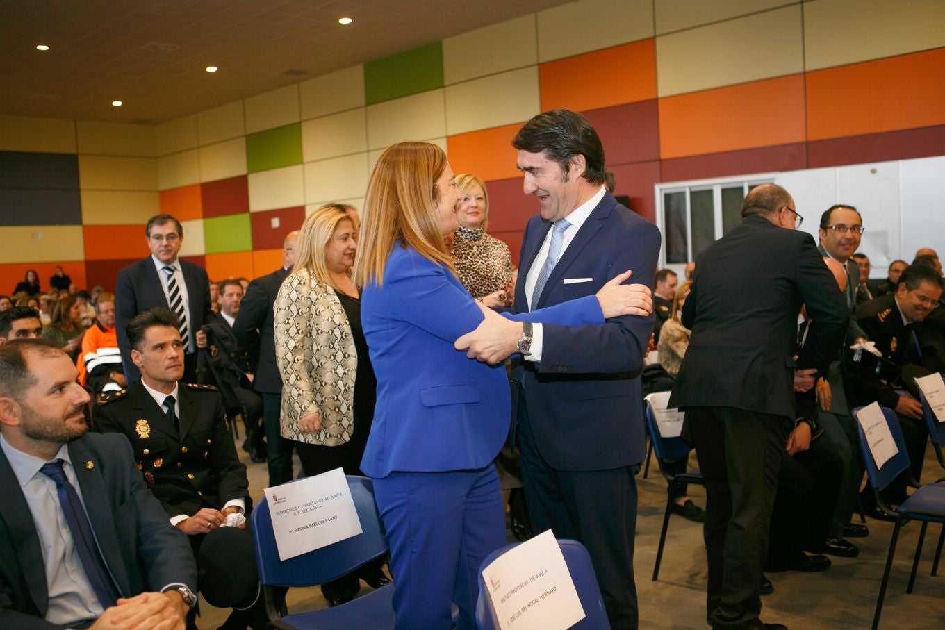 Agentes de la Policía Local de León y de Ponferrada son reconocidos por su extraordinaria labor en el acto de entrega de Medallas al Mérito de la Policía Local | Los agentes Laura Negro y José Álvarez, distinguidos por salvar la vida de un ciudadano en situación de parada cardiorrespiratoria.