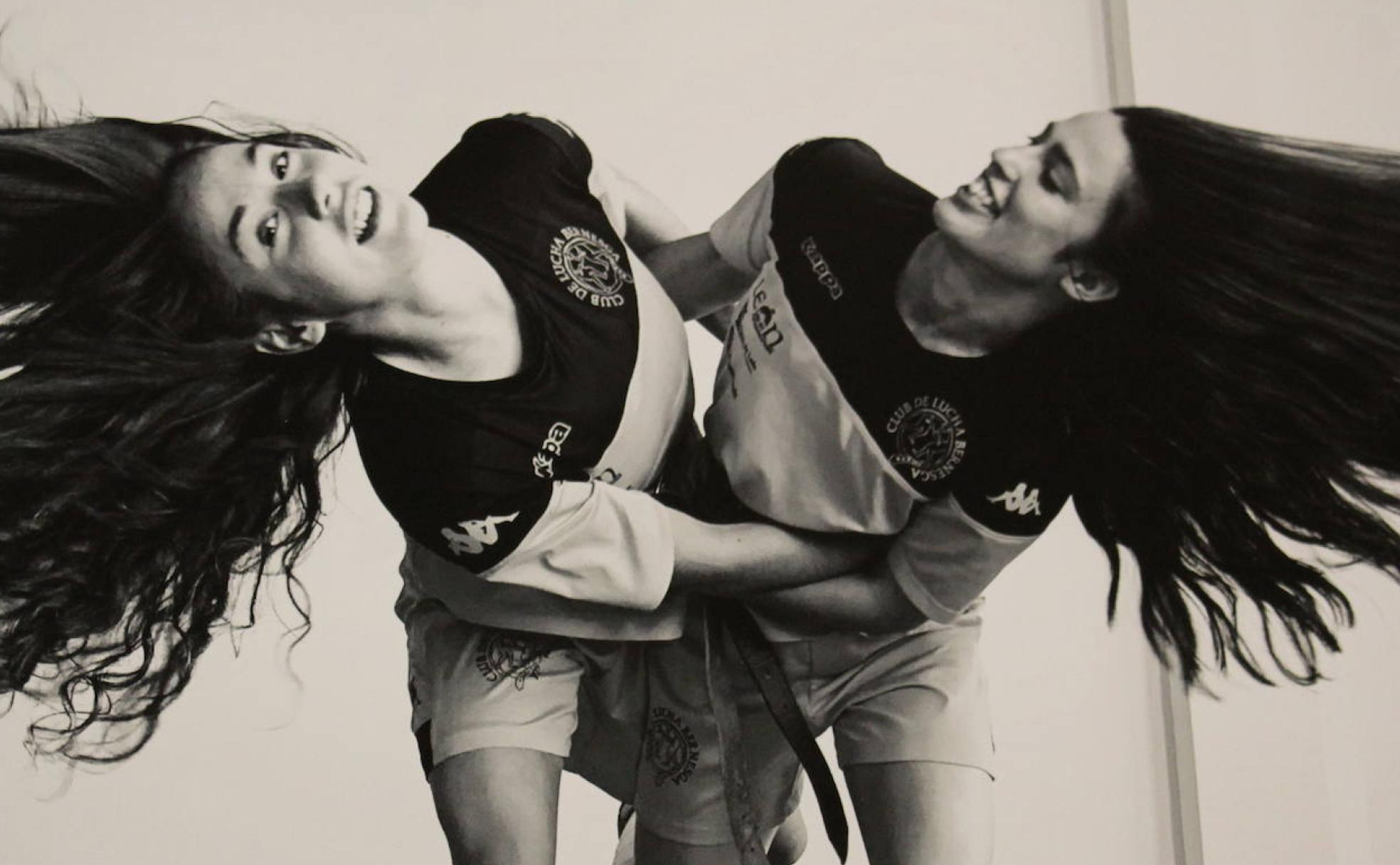 Una de las fotografías muestra a dos contendientes de lucha leonesa. 