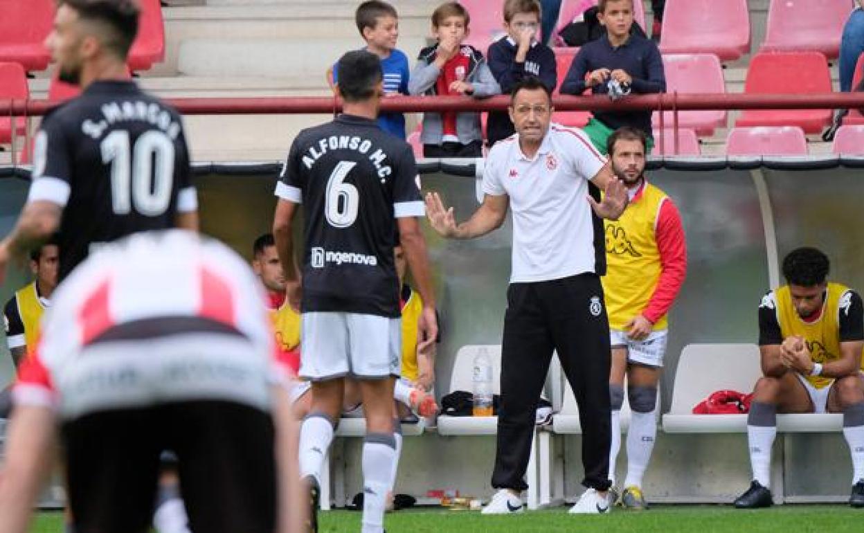 El entrenador de la Cultural trata de explicar cuestiones a un jugador.