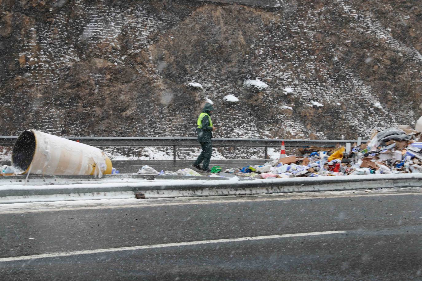 Tras el accidente mortal, la circulación en sentido Asturias, según informó, Aucalsa, quedaba restablecida en torno a las 8 horas, mientras que la calzada en sentido León quedaba totalmente expedita a las nueve menos cinco de la mañana