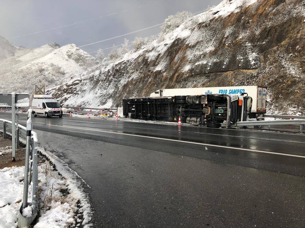 Tras el accidente mortal, la circulación en sentido Asturias, según informó, Aucalsa, quedaba restablecida en torno a las 8 horas, mientras que la calzada en sentido León quedaba totalmente expedita a las nueve menos cinco de la mañana