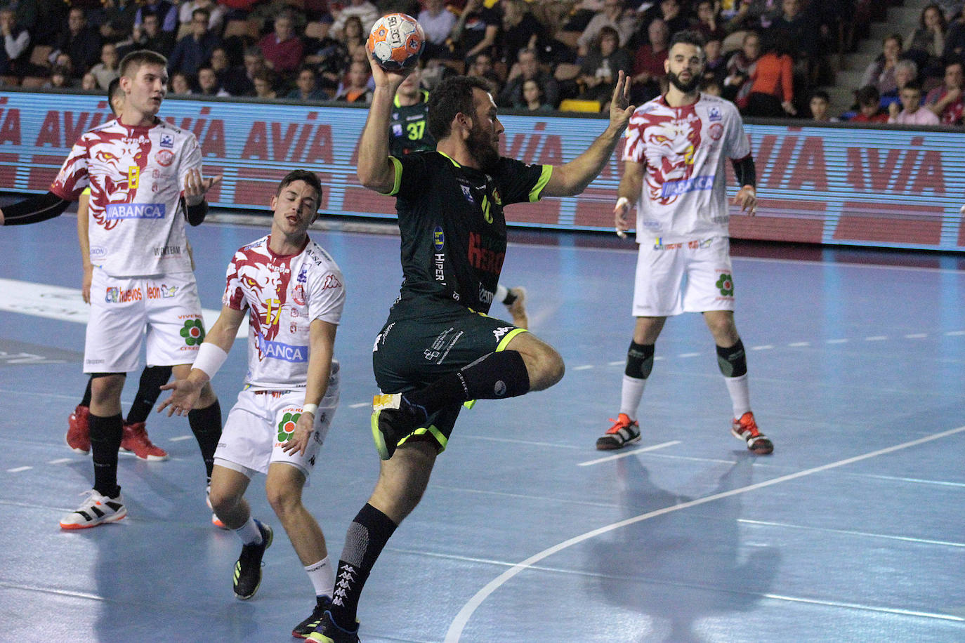 Los leoneses disputaron la novena jornada de la Liga Asobal en el Palacio de los Deportes ante el debutante equipo castellano.