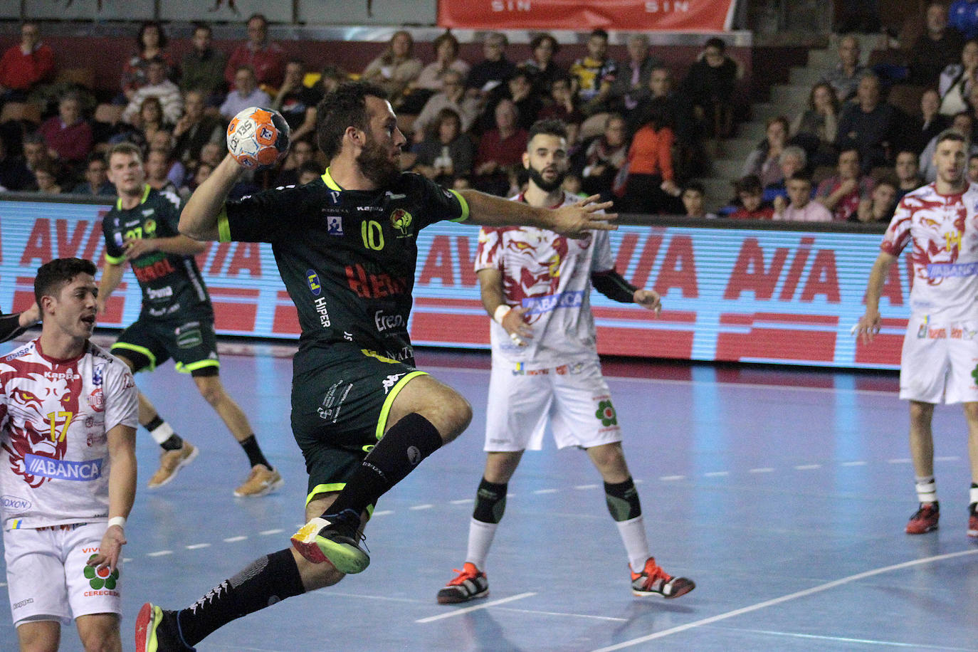 Los leoneses disputaron la novena jornada de la Liga Asobal en el Palacio de los Deportes ante el debutante equipo castellano.