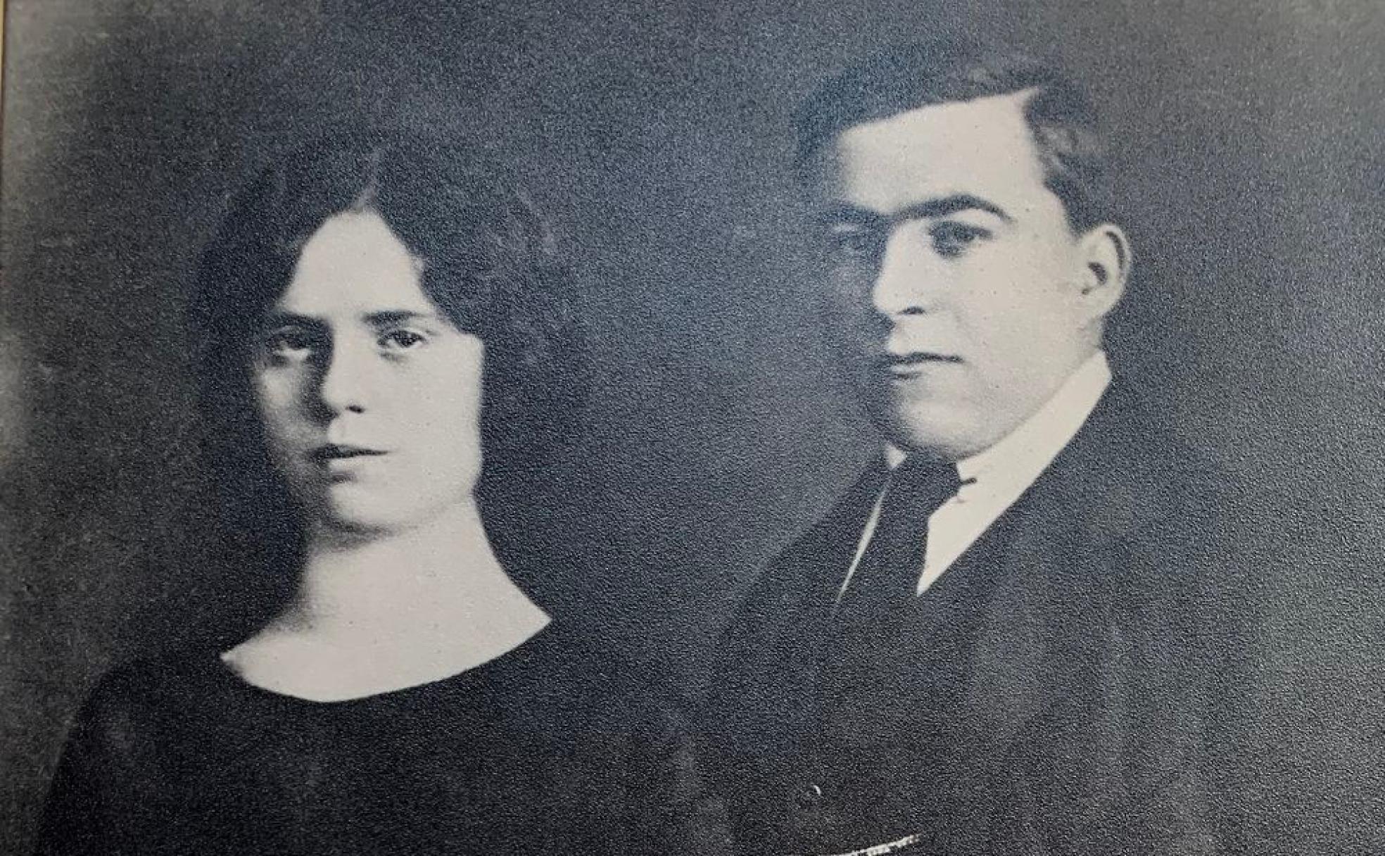 Domingo Gómez Meléndez, jefe de la estación de tren de La Robla, junto a su esposa en una foto familiar.