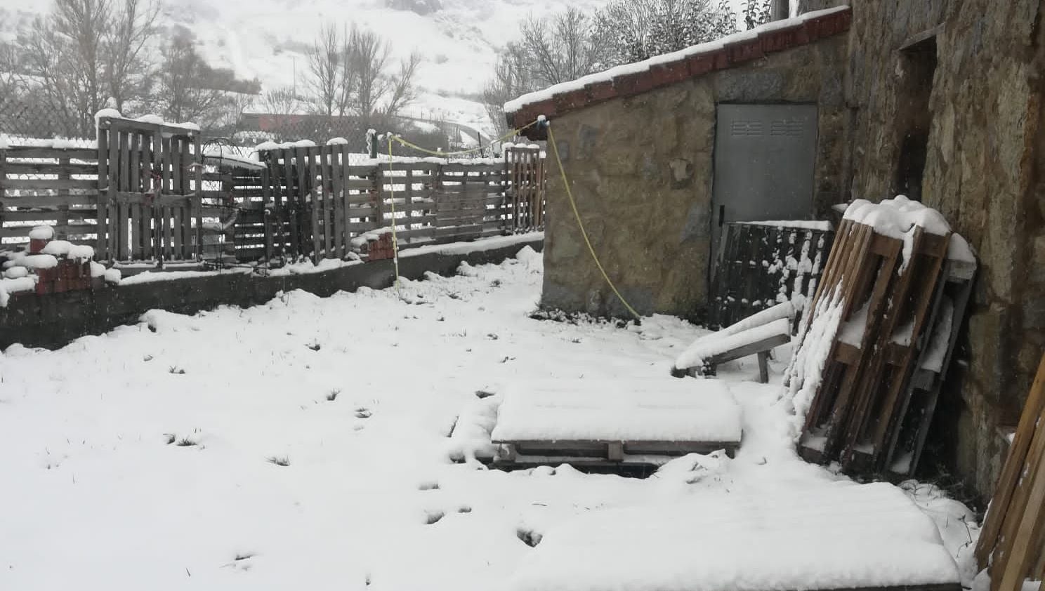 Activados para este sábado los avisos por nevadas en la Cordillera Cantábrica de León | La previsión es que las nevadas se intensifiquen hasta los 15 centímetros de espesor según informa la Agencia Estatal de Meteorología (Aemet).