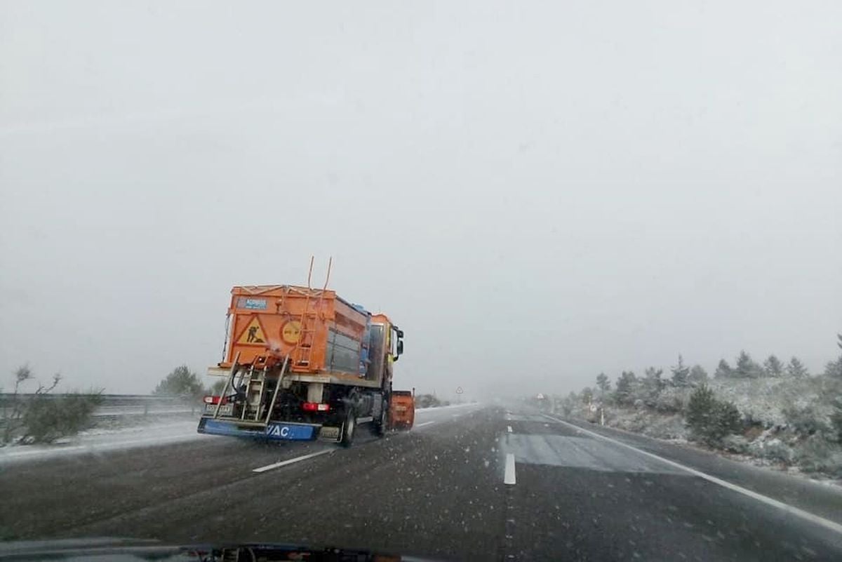 Activados para este sábado los avisos por nevadas en la Cordillera Cantábrica de León | La previsión es que las nevadas se intensifiquen hasta los 15 centímetros de espesor según informa la Agencia Estatal de Meteorología (Aemet).