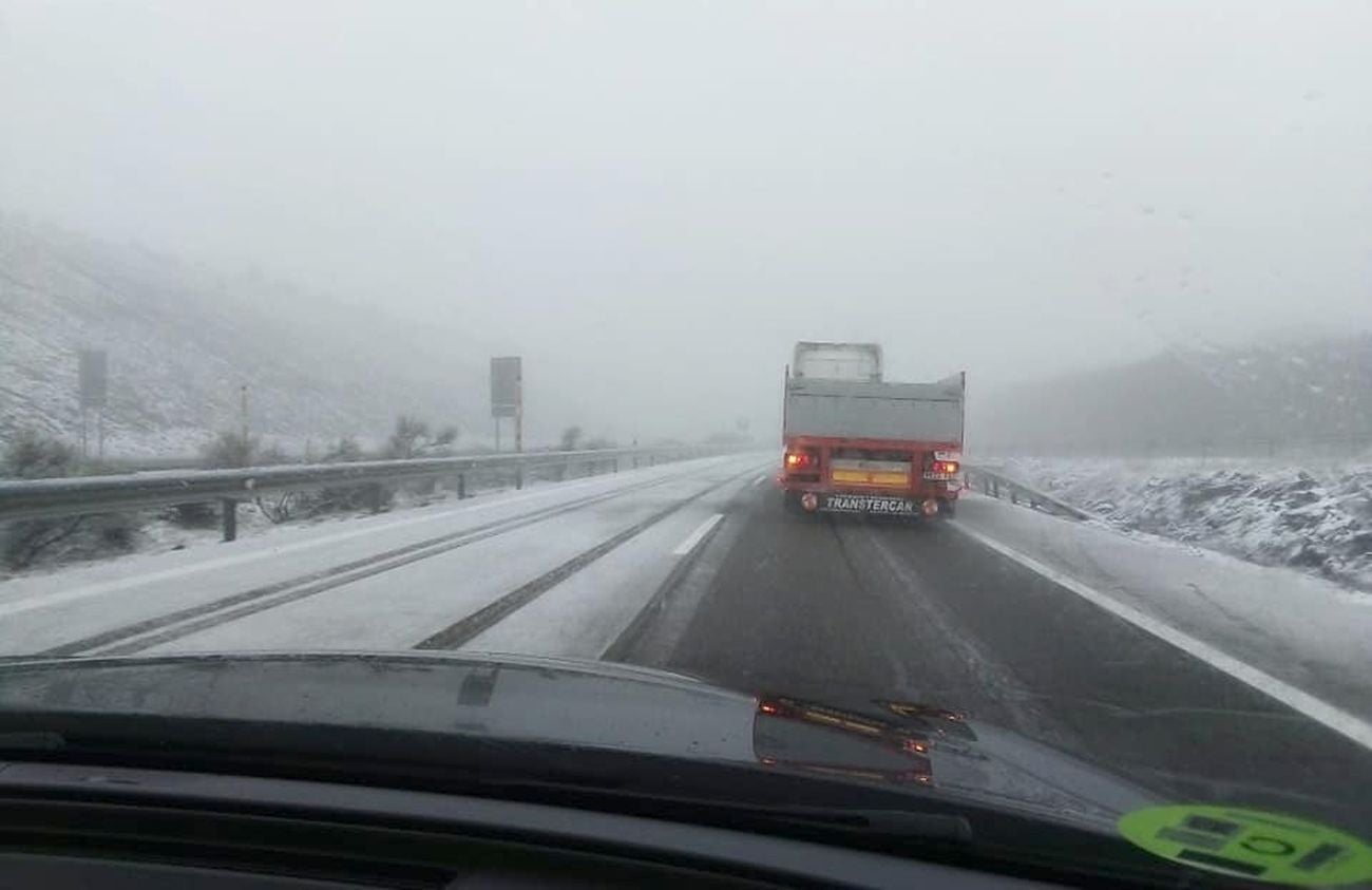 Activados para este sábado los avisos por nevadas en la Cordillera Cantábrica de León | La previsión es que las nevadas se intensifiquen hasta los 15 centímetros de espesor según informa la Agencia Estatal de Meteorología (Aemet).