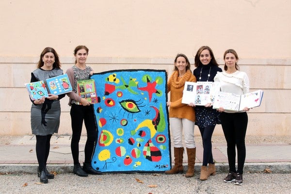 Las profesoras de Educación Infantil posan, junto a la directora del Colegio María Teresa Íñigo de Toro de Valladolid, Laura Vega, con uno de los trabajos realizados por los niños en el proyecto 'Grandes artistas con pequeñas mano'. Proyecto que ha sido reconocido por los Premios Francisco Giner de los Ríos. 