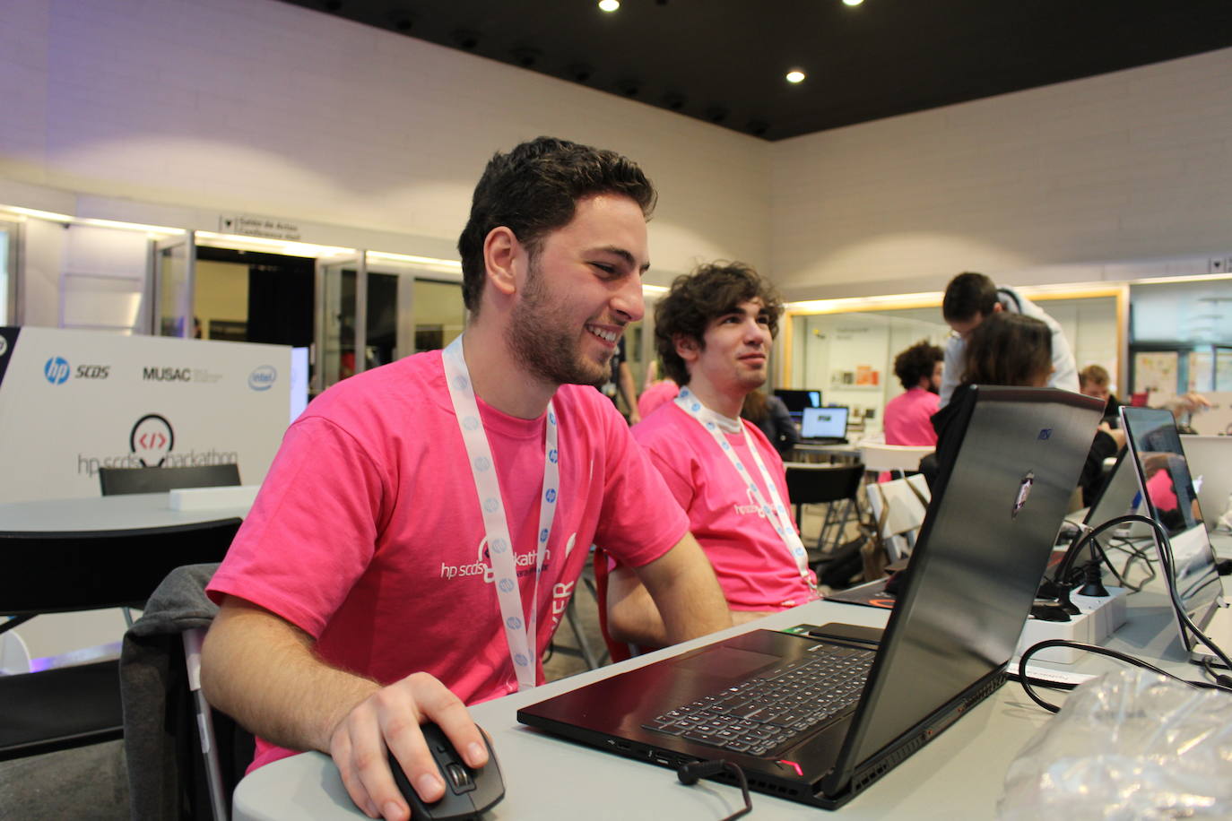 Dos participantes del Hackatón en el Musac. 