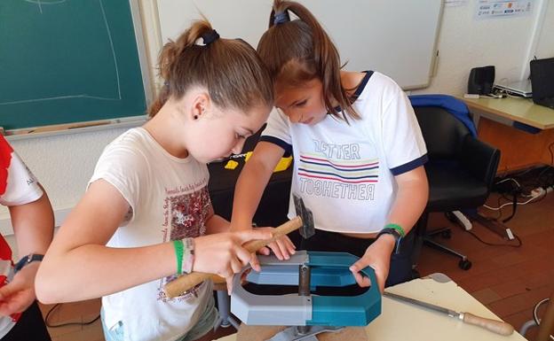 Dos alumnos del Colegio Nuestra Señora de la Piedad, en Herrera de Pisuerga (Palencia), elaboran una caja de quimioterapia en el proyecto 'Pisoraka TIC Steam', que ha sido galardonado en los Premios Francisco Giner de los Ríos.