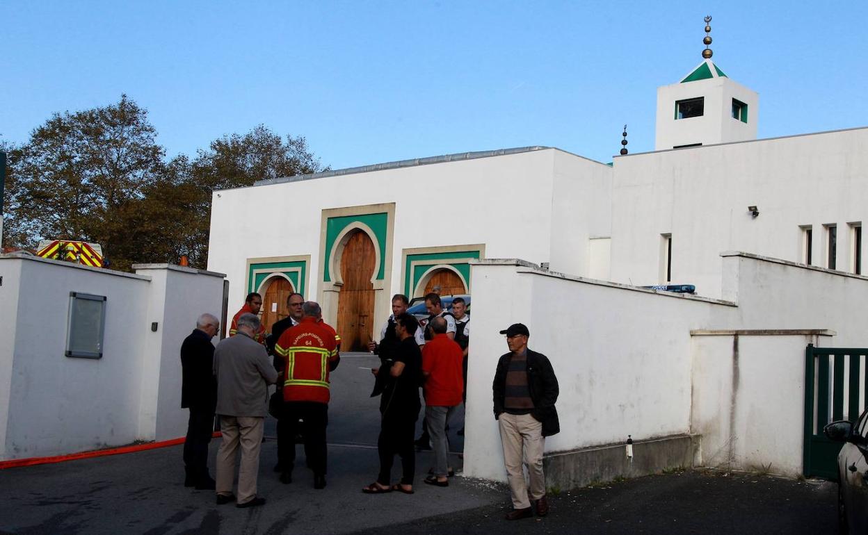 Exterior de la mezquita de Bayona (Francia) atacada por un ultraderechista en octubre.