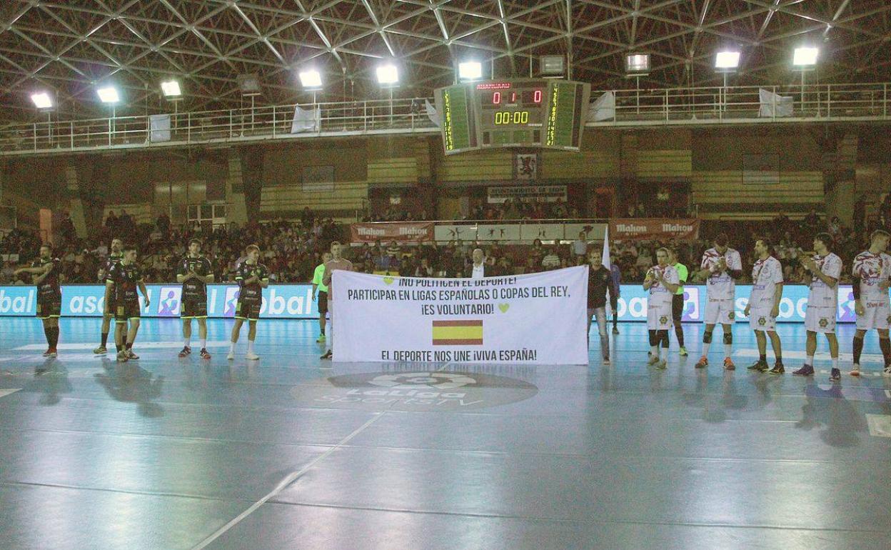 Polémica pancarta al inicio del partido.