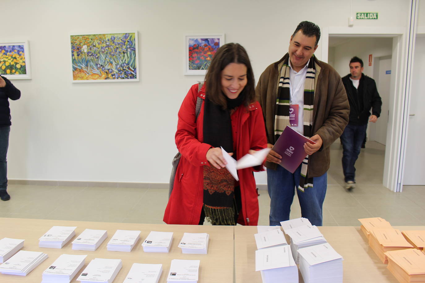 Fotos: Ana Marcello (Unidas Podemos) vota en Villarrodrigo de las Regueras