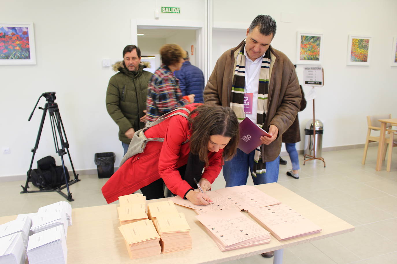 Fotos: Ana Marcello (Unidas Podemos) vota en Villarrodrigo de las Regueras