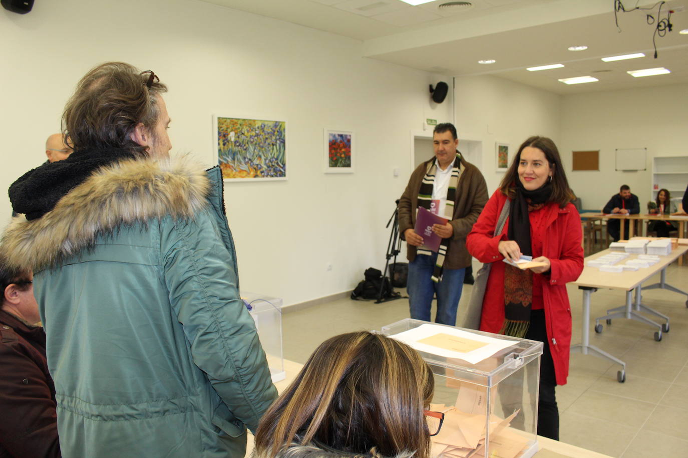 Fotos: Ana Marcello (Unidas Podemos) vota en Villarrodrigo de las Regueras