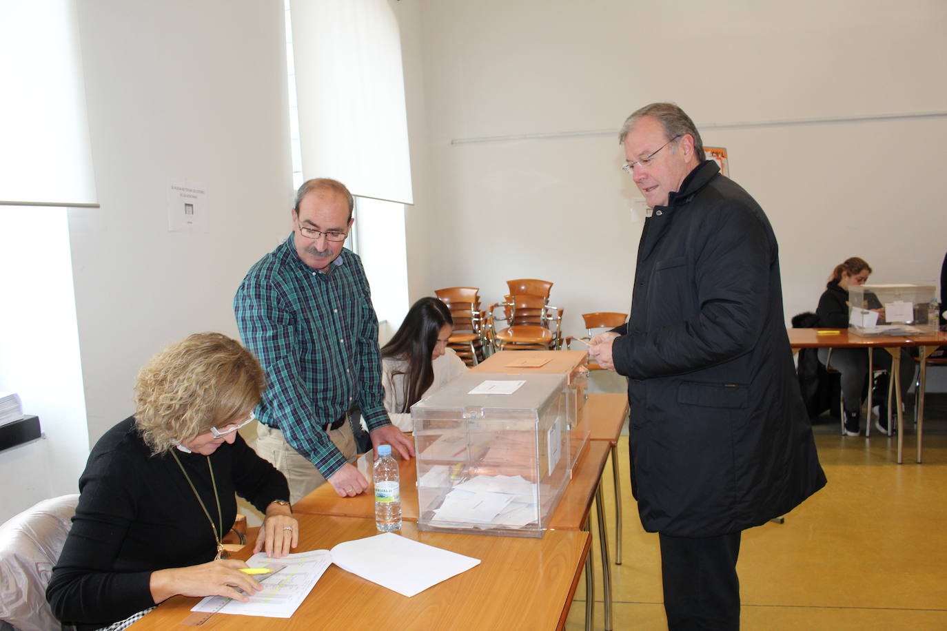 Fotos: Antonio Silván vota en el Centro Cívico del Crucero