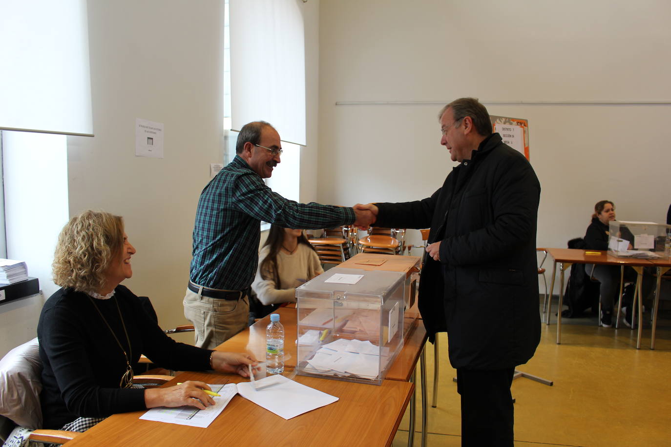 Fotos: Antonio Silván vota en el Centro Cívico del Crucero