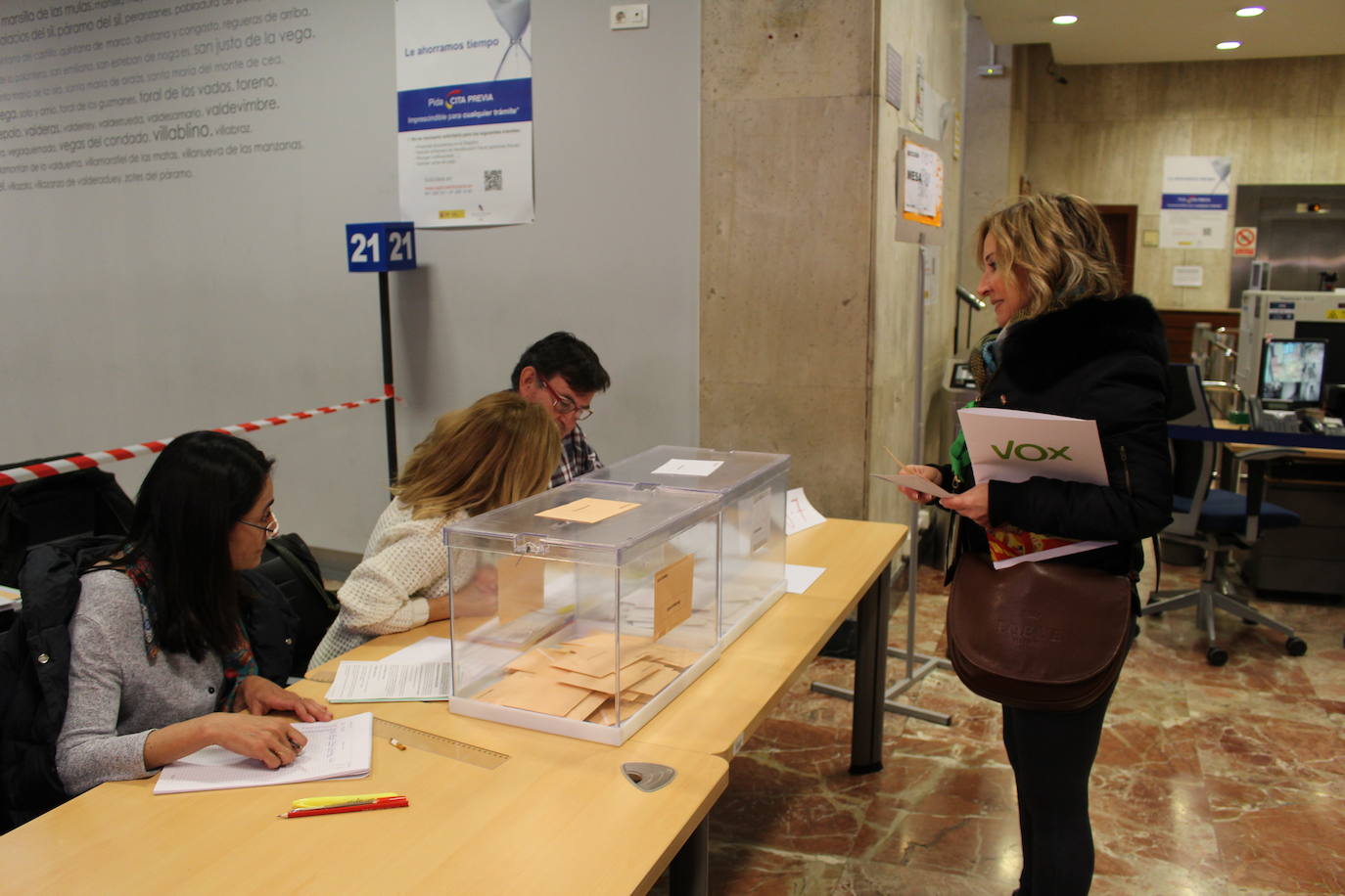 Fotos: Jornada electoral en León, VOX acude a votar