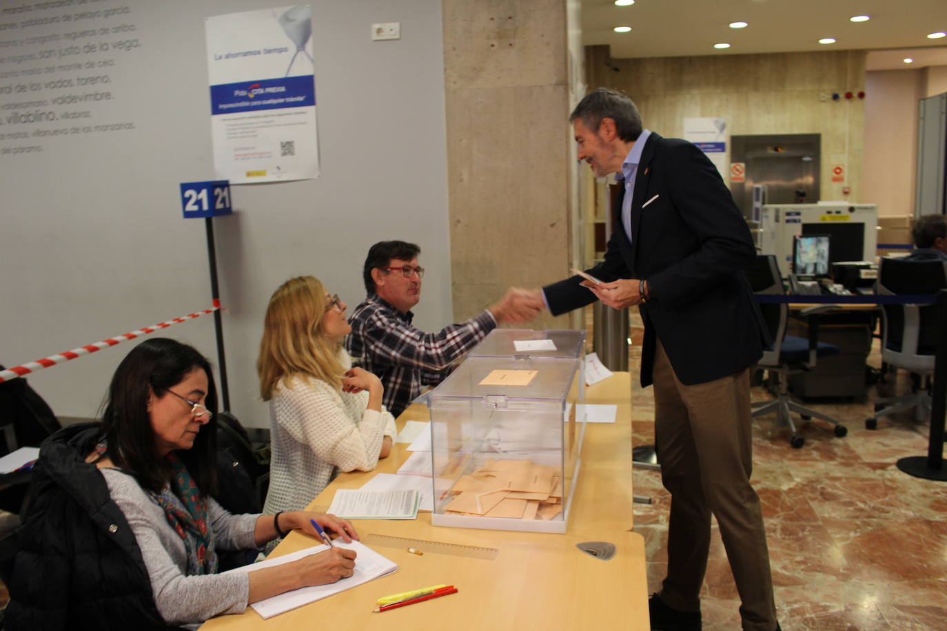 Fotos: Jornada electoral en León, VOX acude a votar