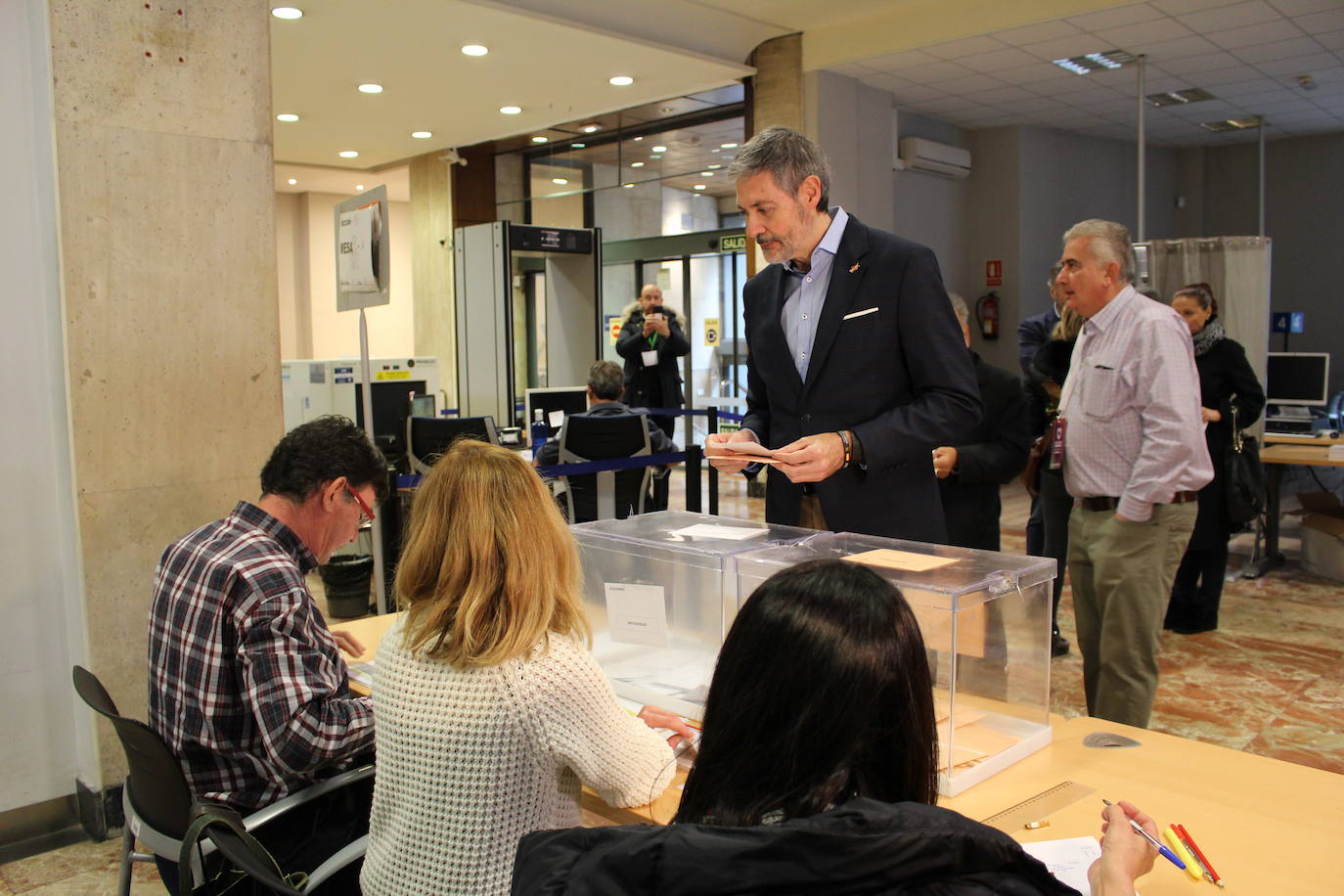 Fotos: Jornada electoral en León, VOX acude a votar