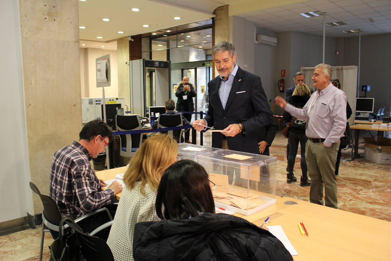 Fotos: Jornada electoral en León, VOX acude a votar