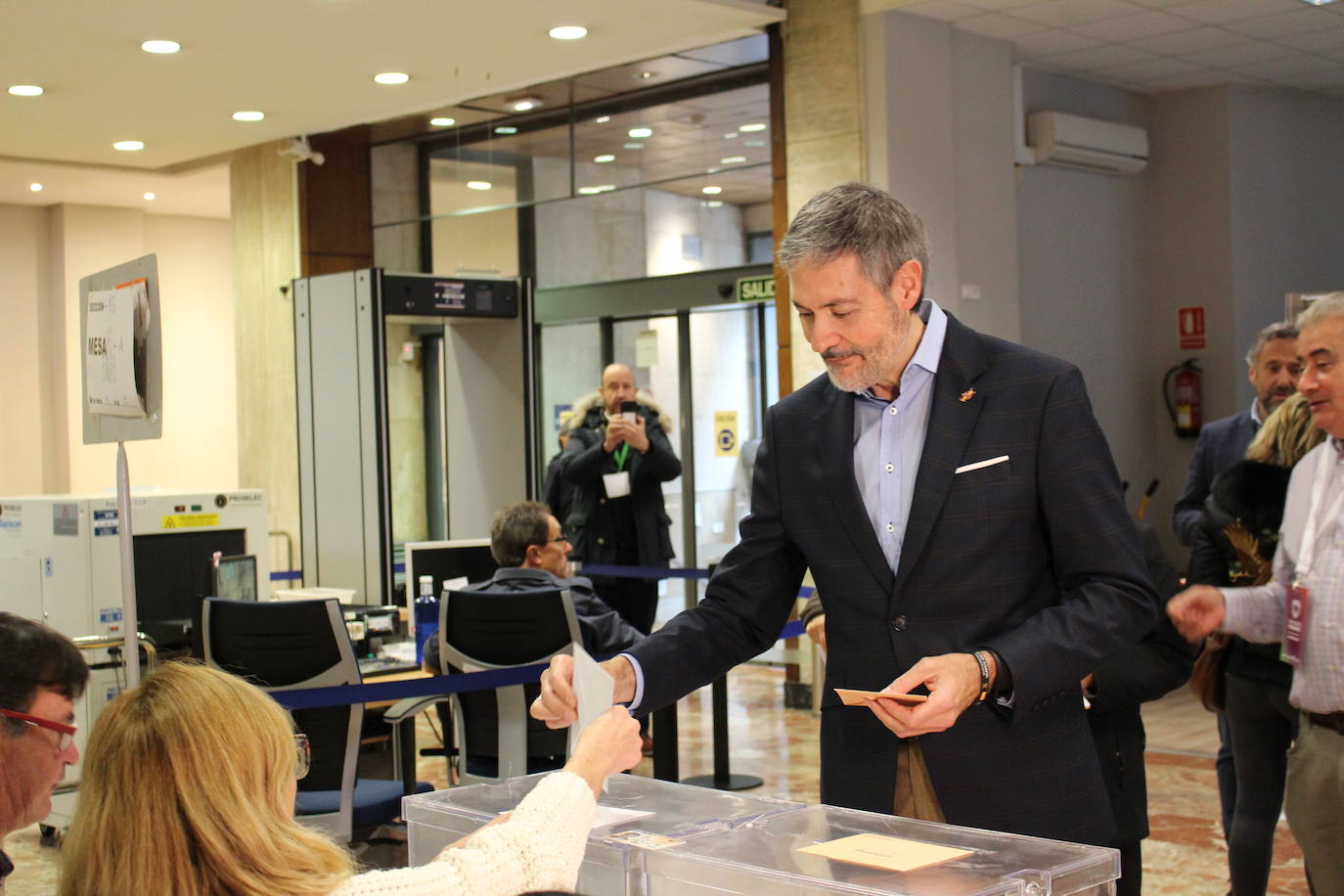 Fotos: Jornada electoral en León, VOX acude a votar