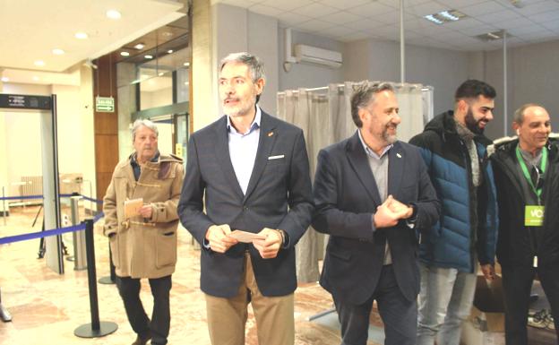 Galería. VOX acude a votar en León . 