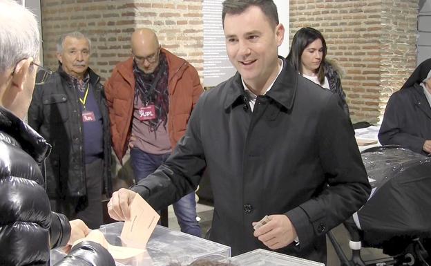 Javier Cendón, este dmingo, en el momento de votar en el Palacio del Conde Luna.