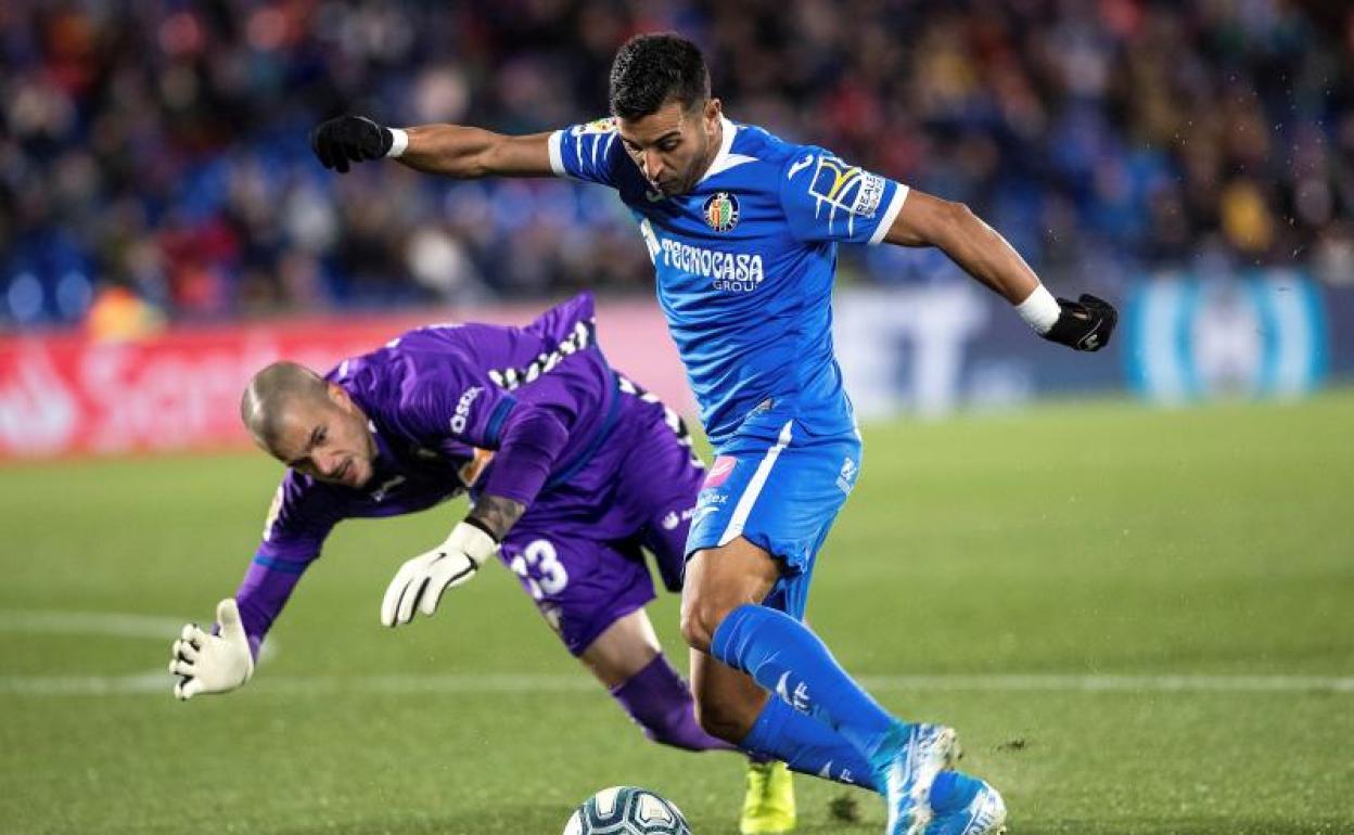 El delantero del Getafe, Ángel Rodriguez, intenta superar al guardameta de Osasuna, Rubén 