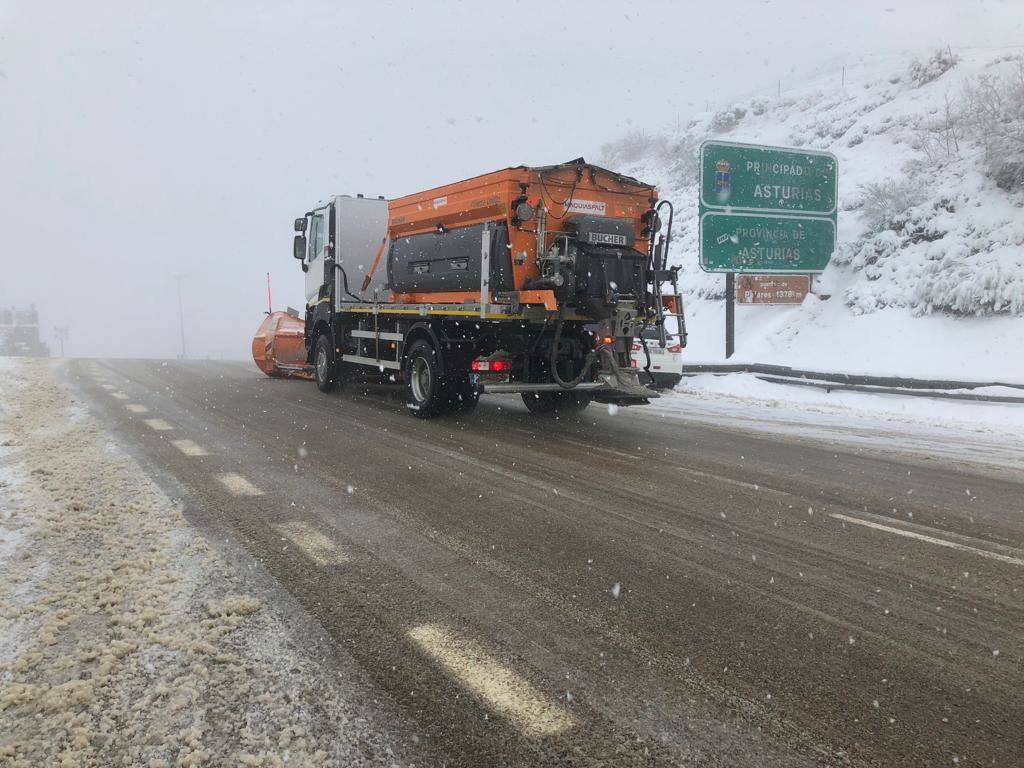 La nieve acumulada obliga a circular con cadenas en varios puertos de montaña y carreteras secundarias de la región. Además, las fuertes lluvias caídas estos días han provocado el corte de la carretera de San San Esteban de Cuñaba, en Peñamellera Baja, por un argayu.