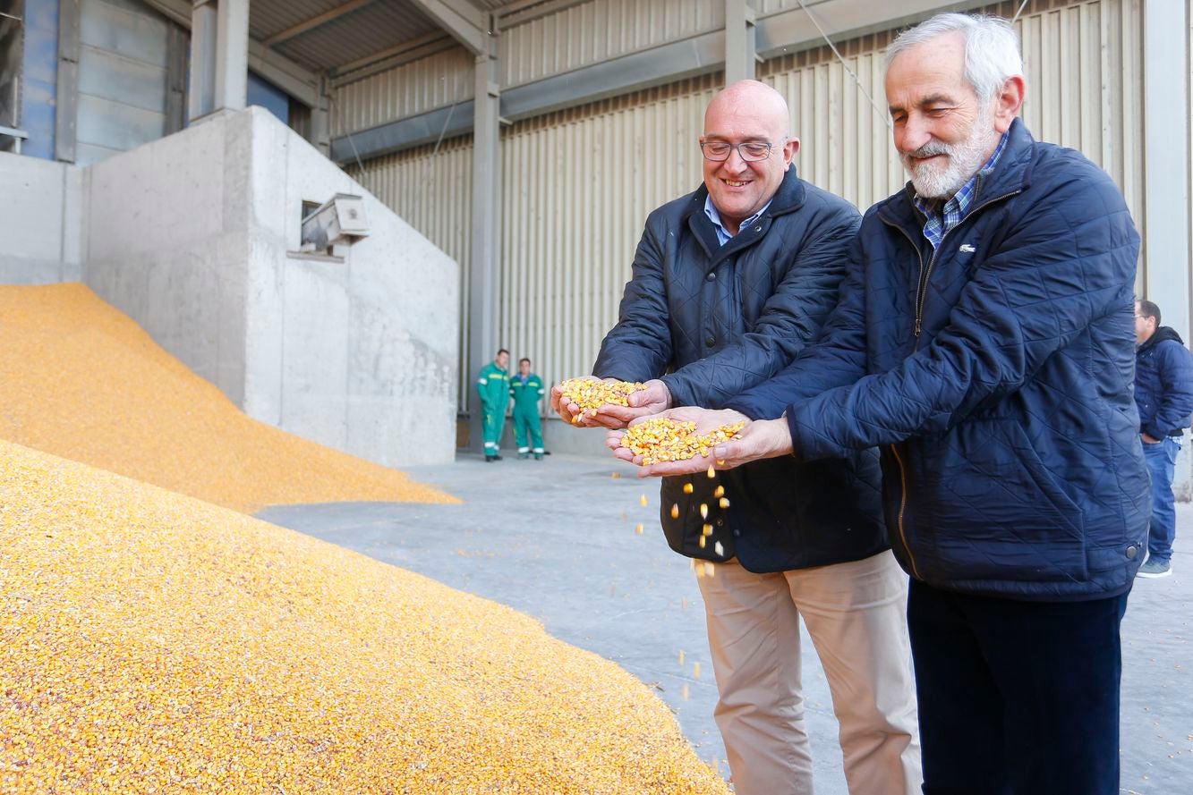 El consejero de Agricultura, Ganadería y Desarrollo Rural, Jesús Julio Carnero, visita la Cooperativa de la Unión Comercial de Agricultores y Ganaderos de León (Ucogal). Junto a él, el presidente de la cooperativa, Matías Llorente.