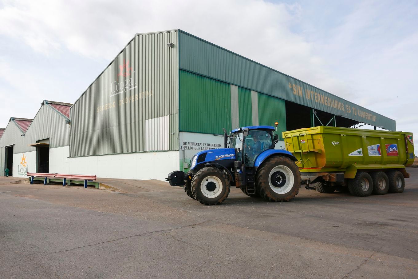 El consejero de Agricultura, Ganadería y Desarrollo Rural, Jesús Julio Carnero, visita la Cooperativa de la Unión Comercial de Agricultores y Ganaderos de León (Ucogal). Junto a él, el presidente de la cooperativa, Matías Llorente.