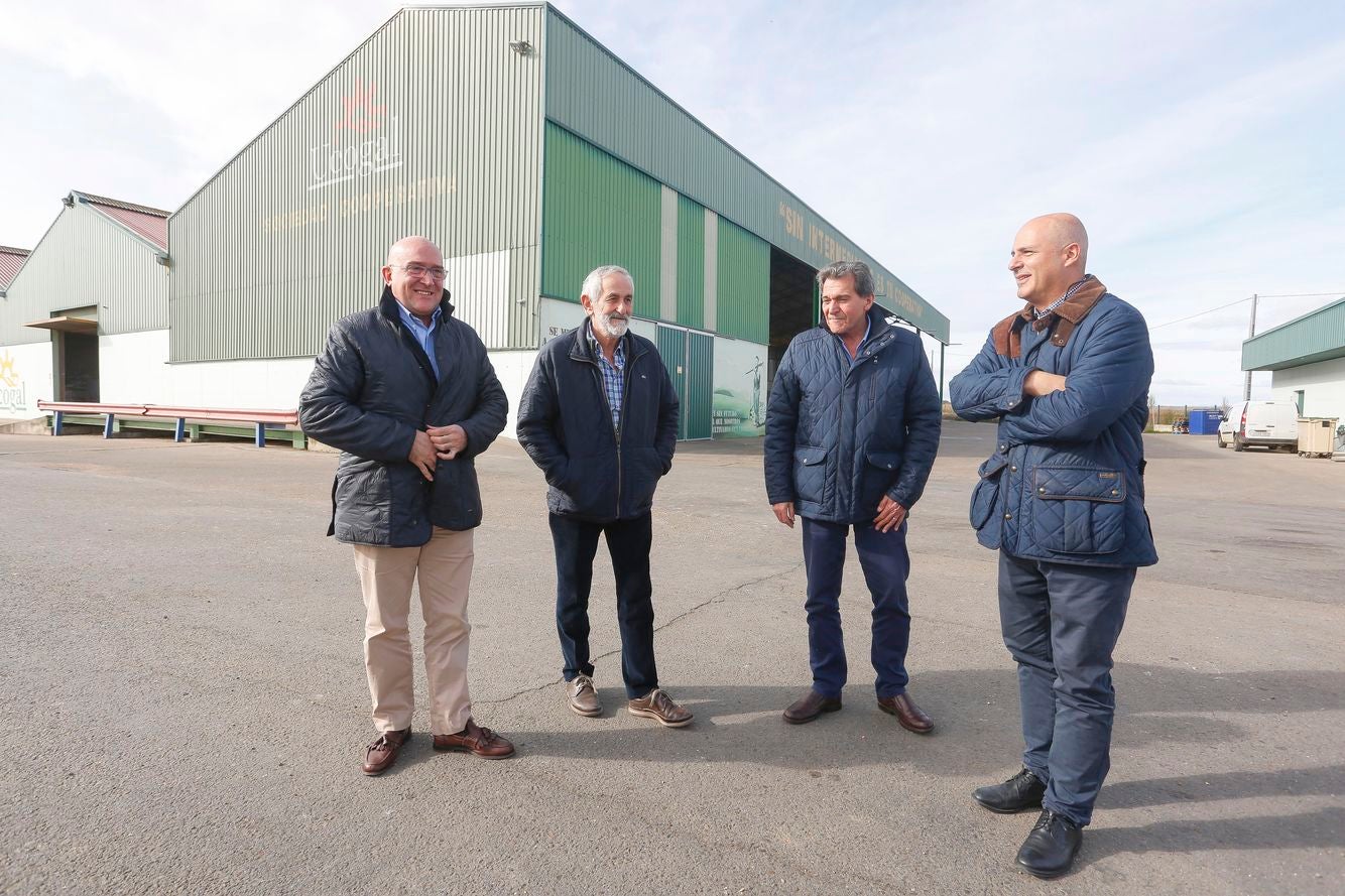 El consejero de Agricultura, Ganadería y Desarrollo Rural, Jesús Julio Carnero, visita la Cooperativa de la Unión Comercial de Agricultores y Ganaderos de León (Ucogal). Junto a él, el presidente de la cooperativa, Matías Llorente.
