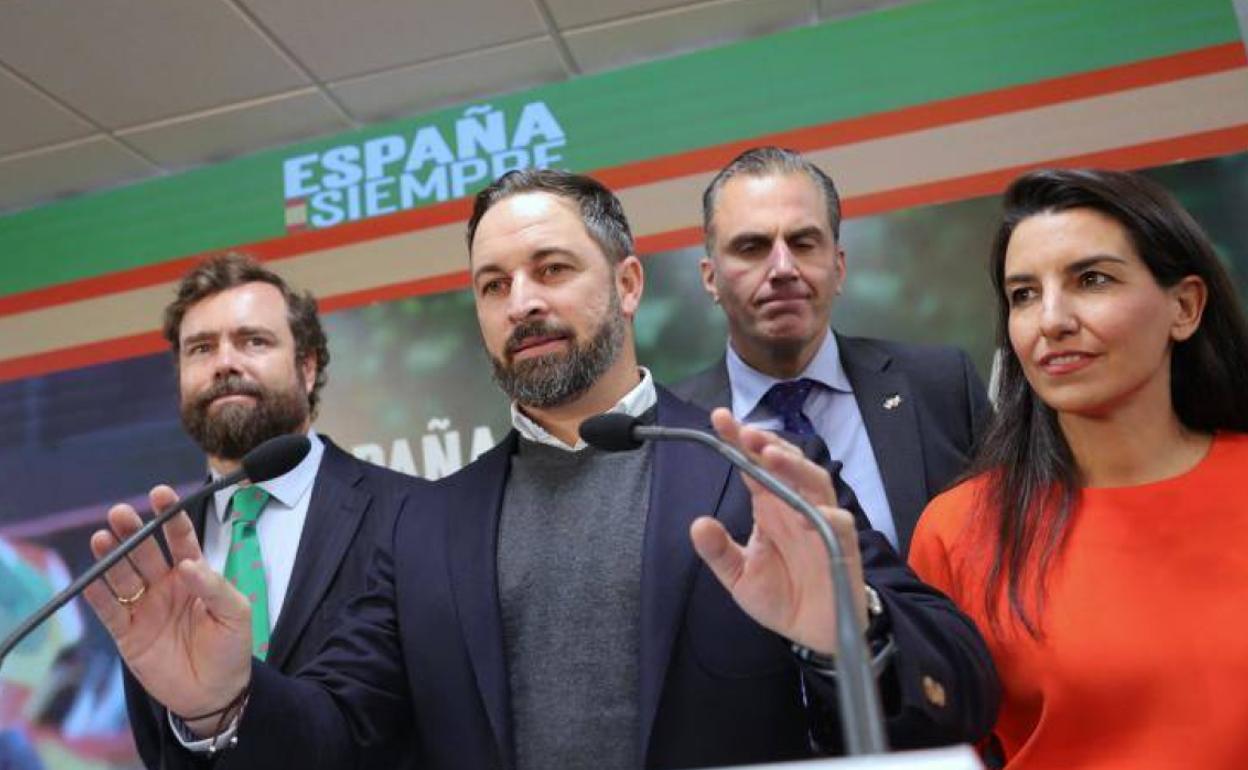 El líder de Vox, Santiago Abascal, comparece este lunes junto a su equipo en la sede del partido.