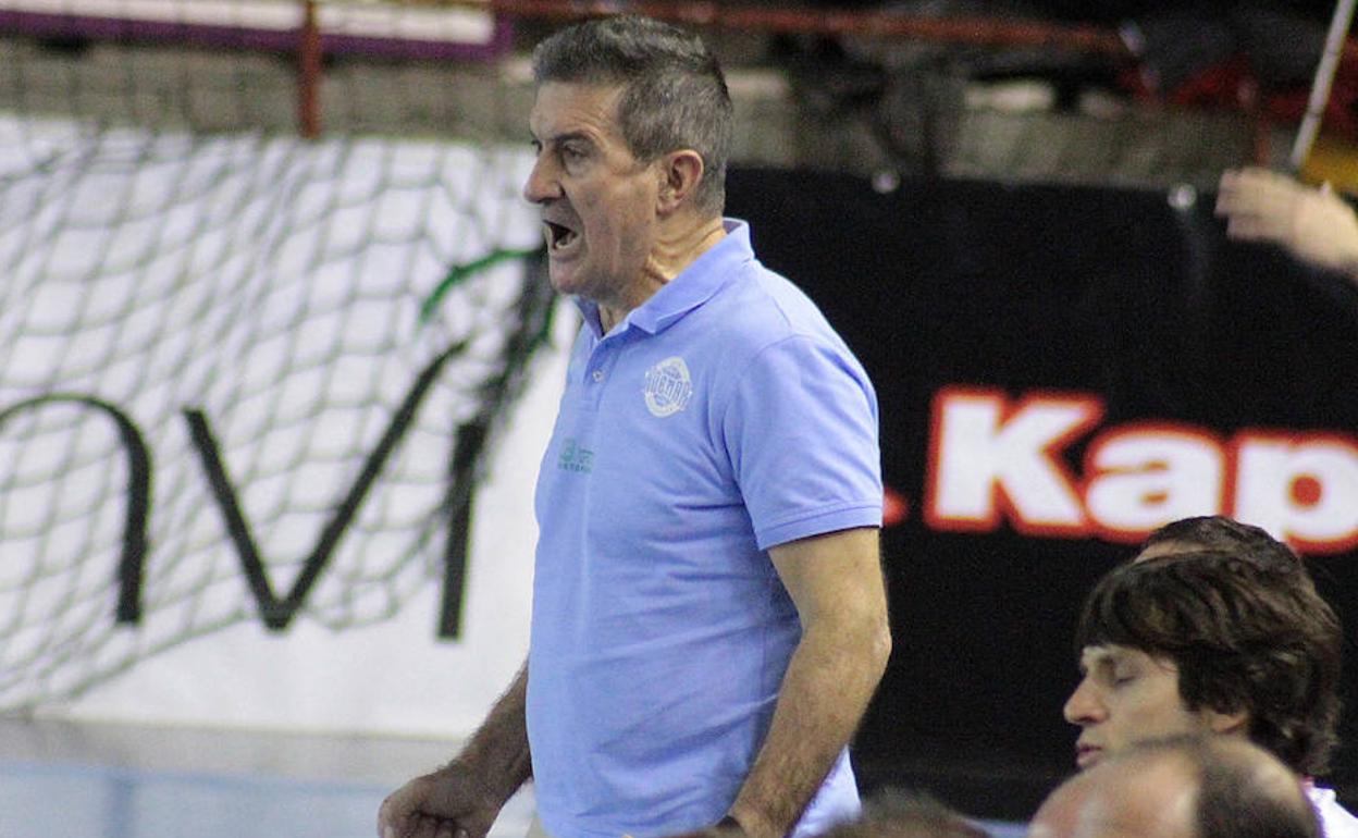 Cadenas quiere que el Abanca Ademar recupere la «fluidez ofensiva» ante Sinfín