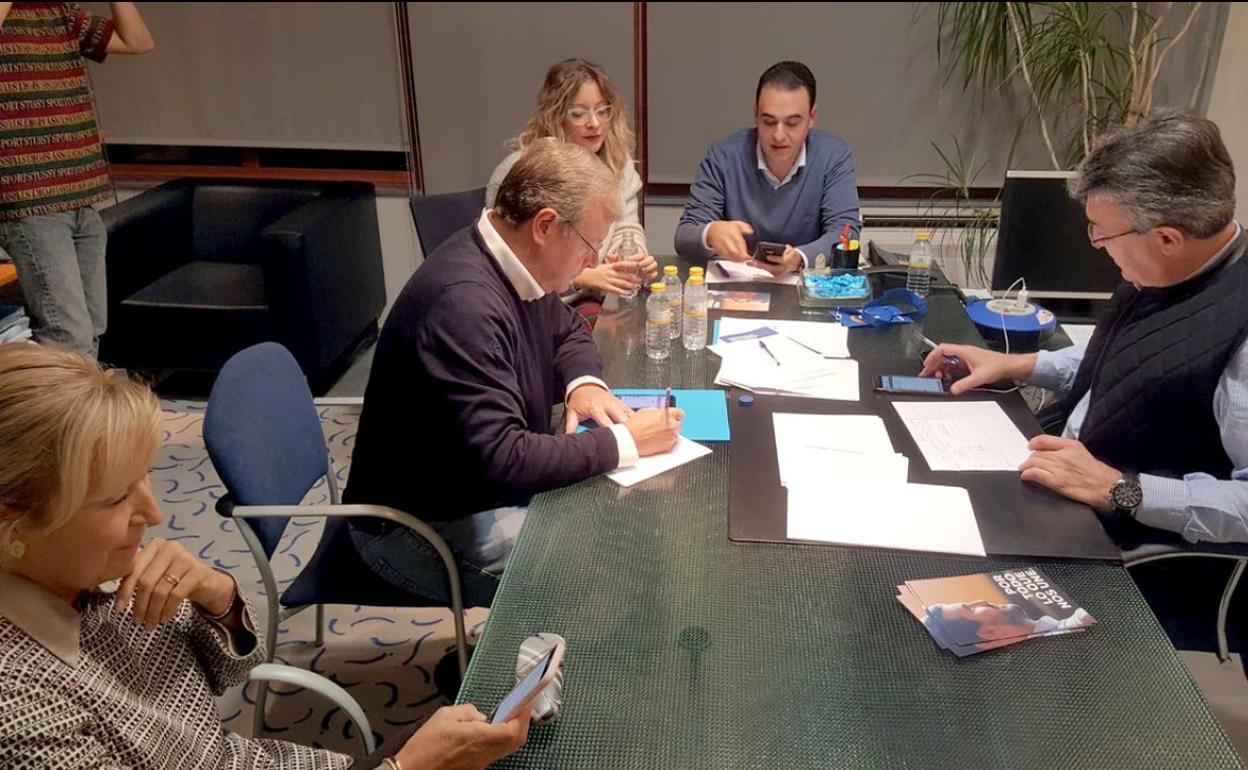 Representantes del PP durante el seguimiento de la jornada electoral.