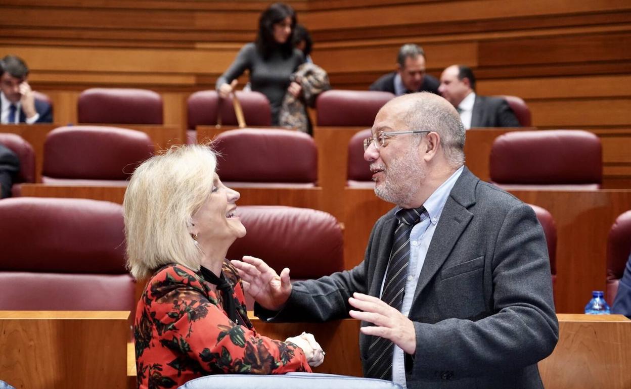 El vicepresidente de la Junta, Francisco Igea, junto a la consejera de Sanidad, Verónica Casado, en el Pleno de las Cortes. 