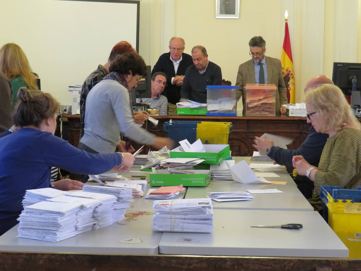 Los ciudadanos residentes en el extranjero, pero con derecho al voto en la provincia, se incorporan al escrutinio en la Audiencia de León