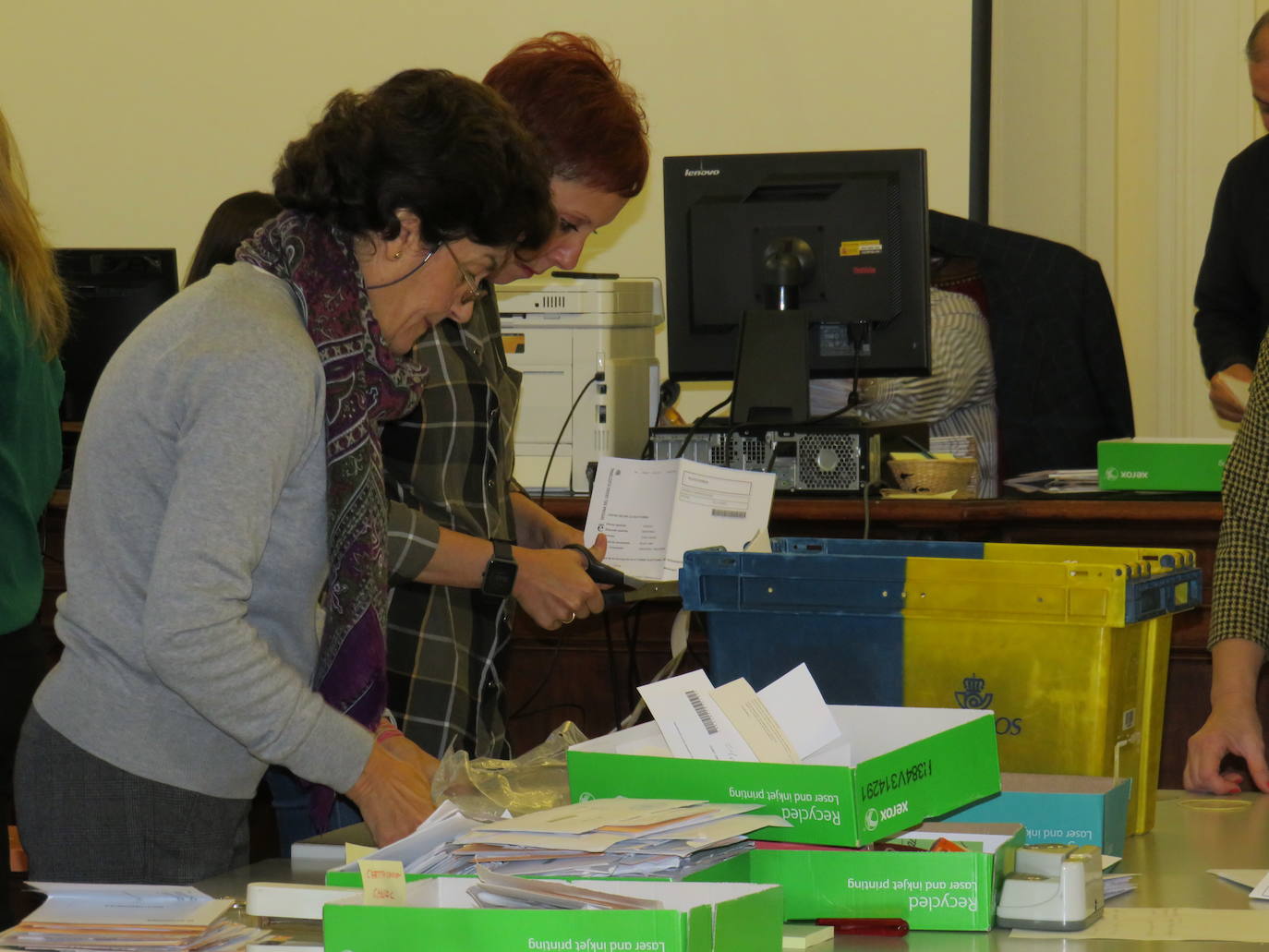 Los ciudadanos residentes en el extranjero, pero con derecho al voto en la provincia, se incorporan al escrutinio en la Audiencia de León