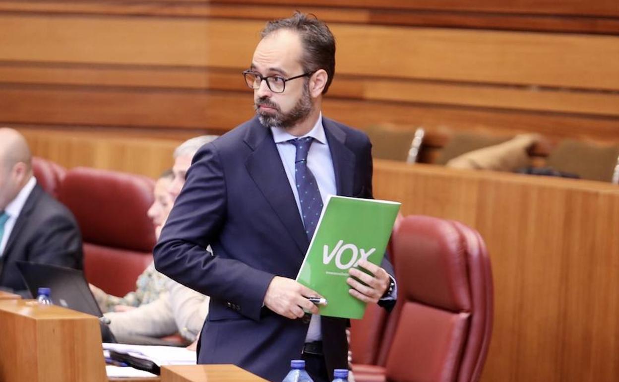 El procurador de Vox, Jesús García-Conde, en el pleno de este miércoles.