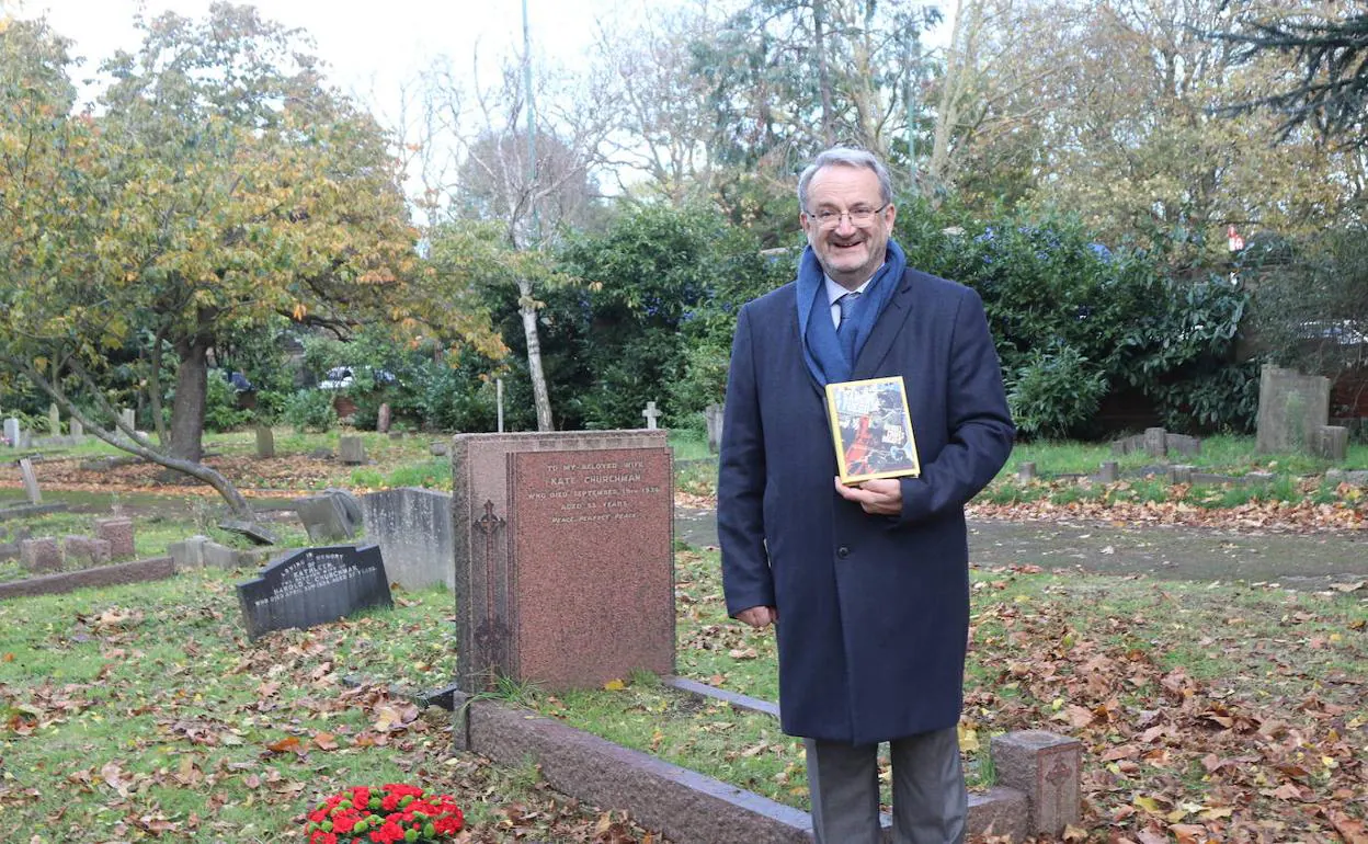 Antoni Jones, nieto de Manuel Chaves Nogales, ante la tumba de su abuelo en Londres.