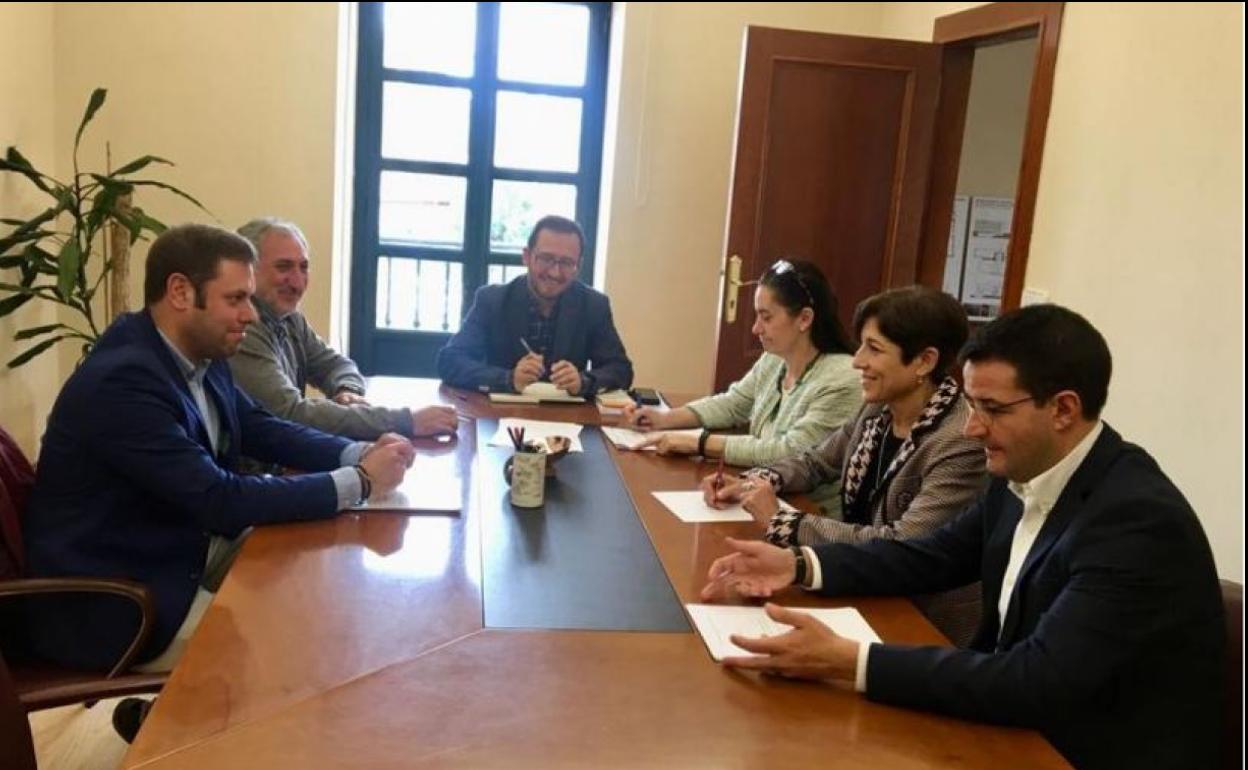 Reunión de la comitiva berciana con el director general de Patrimonio Cultural de la Junta de Castilla y León, Gumersindo Bueno Benito.